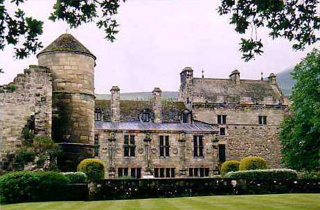 Falkland_Palace (Attribution: Sam Styles)